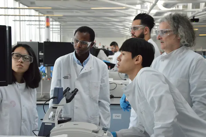 Into London Science Lab Class At London Metropolitan University Superlab 36436