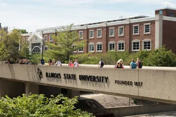 Into Isu Walkway With University Sign Students Walking By 33597 (2)